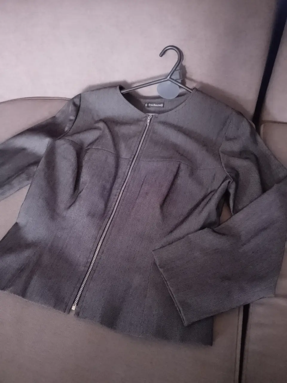 Chaqueta de mujer gris oscuro de la marca Cacharel, con cierre y detalles en la parte delantera. Ideal para un look elegante y sofisticado.