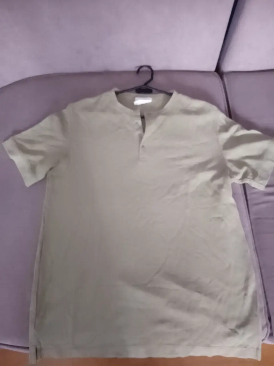 Remera manga corta de hombre, color verde oliva, con cuello redondo y botones. De la marca MANGO, talle M, ideal para un look casual y cómodo.