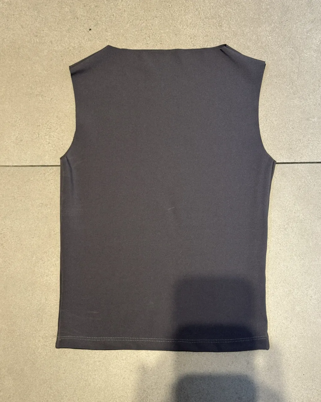 Musculosa lisa de color gris oscuro.