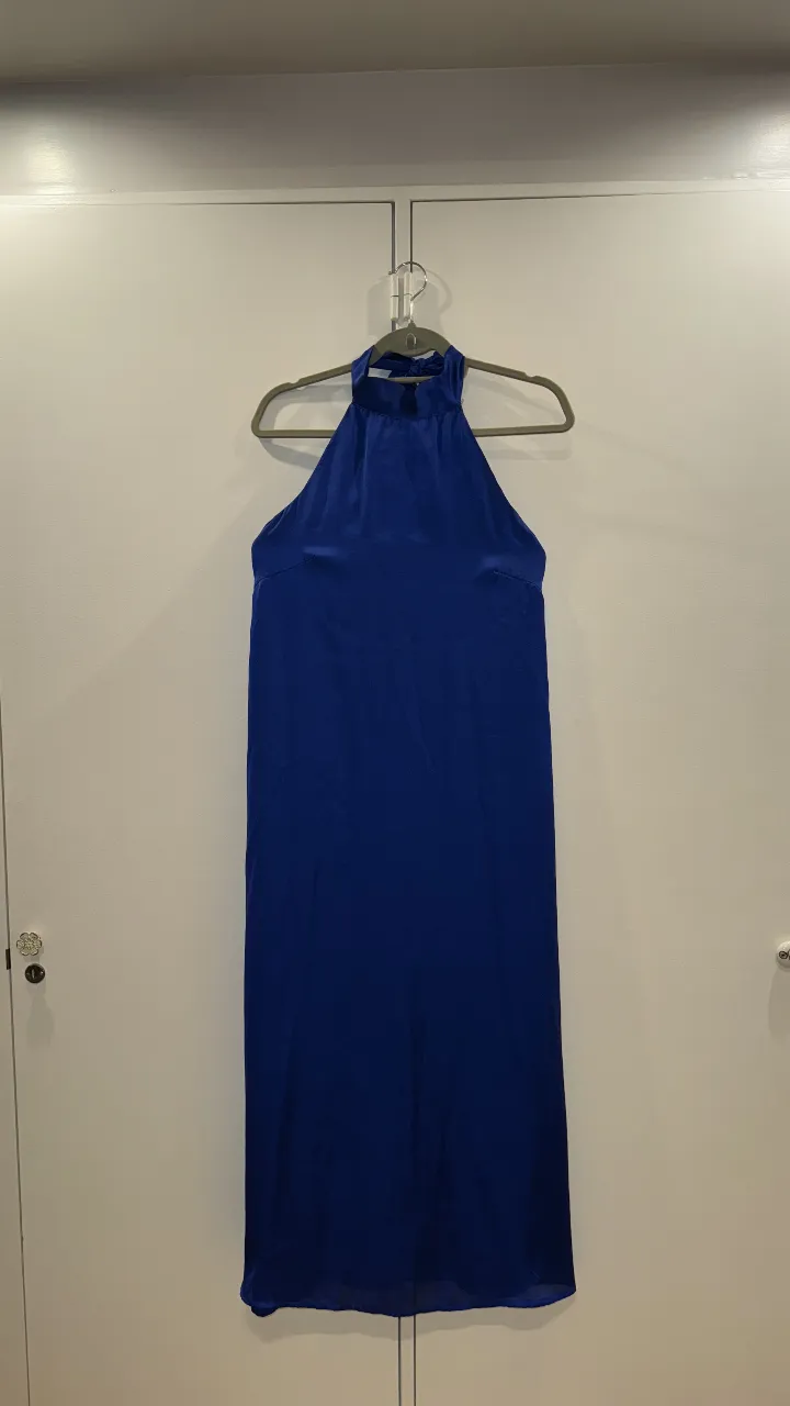 Vestido largo de satén azul con cuello halter y espalda descubierta. Ideal para eventos formales y fiestas.