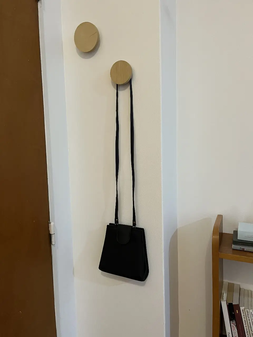 Cartera bandolera negra, ideal para llevar lo esencial con estilo. Diseño clásico y versátil, perfecta para cualquier ocasión.