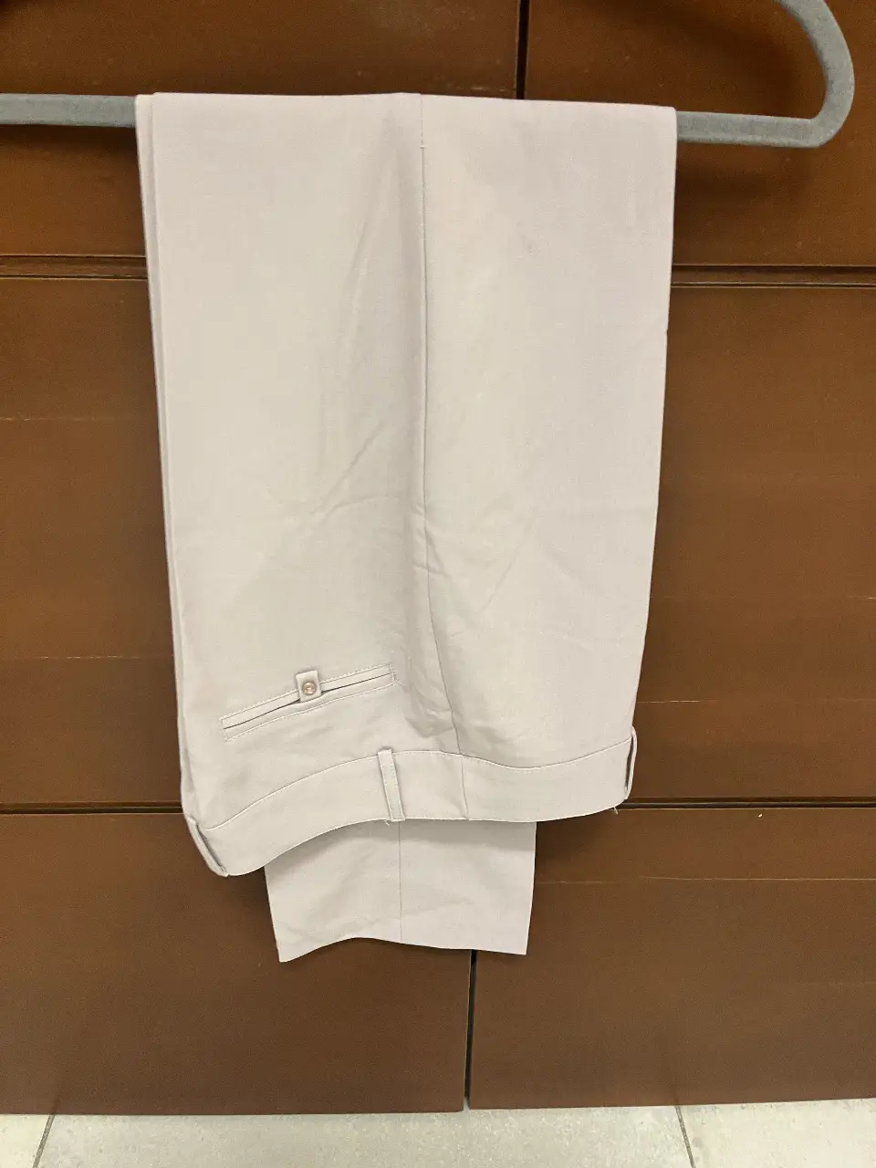 Pantalón sastrero de hombre, color gris claro. Corte recto y elegante, ideal para un look formal o de trabajo. Confeccionado en tela de calidad, ofrece comodidad y estilo.