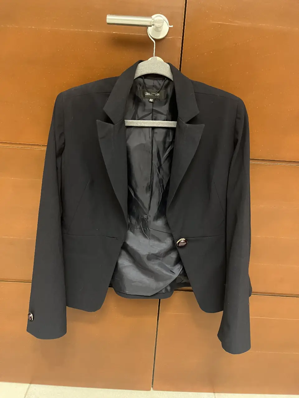 Elegante blazer negro de mujer, ideal para un look formal o de trabajo. Confeccionado con materiales de calidad, este blazer ofrece un ajuste perfecto y un estilo sofisticado. Perfecto para combinar con pantalones sastreros o faldas.