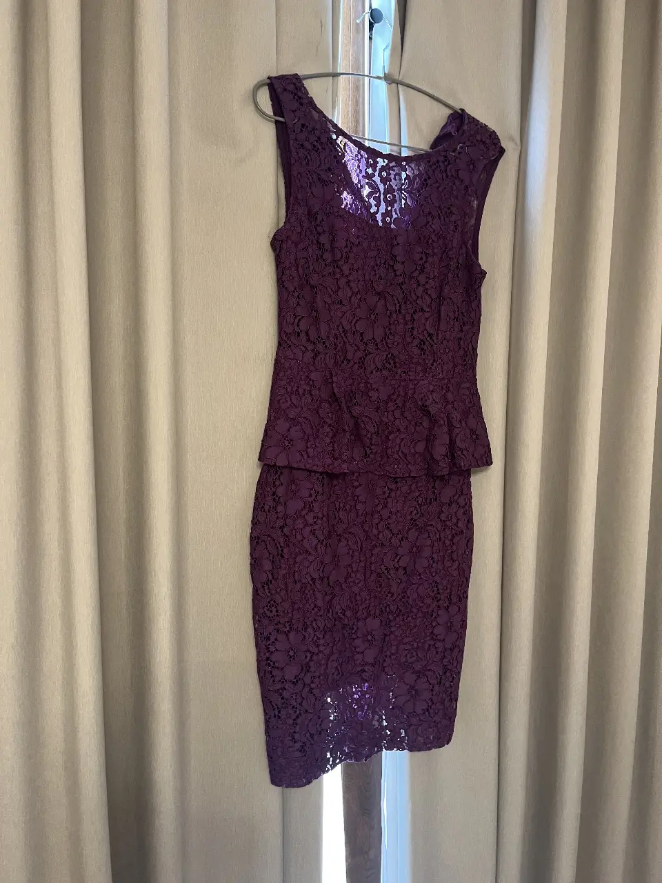 Vestido midi de encaje color violeta, ideal para eventos formales y fiestas. Diseño elegante con detalles de encaje floral y corte ajustado.