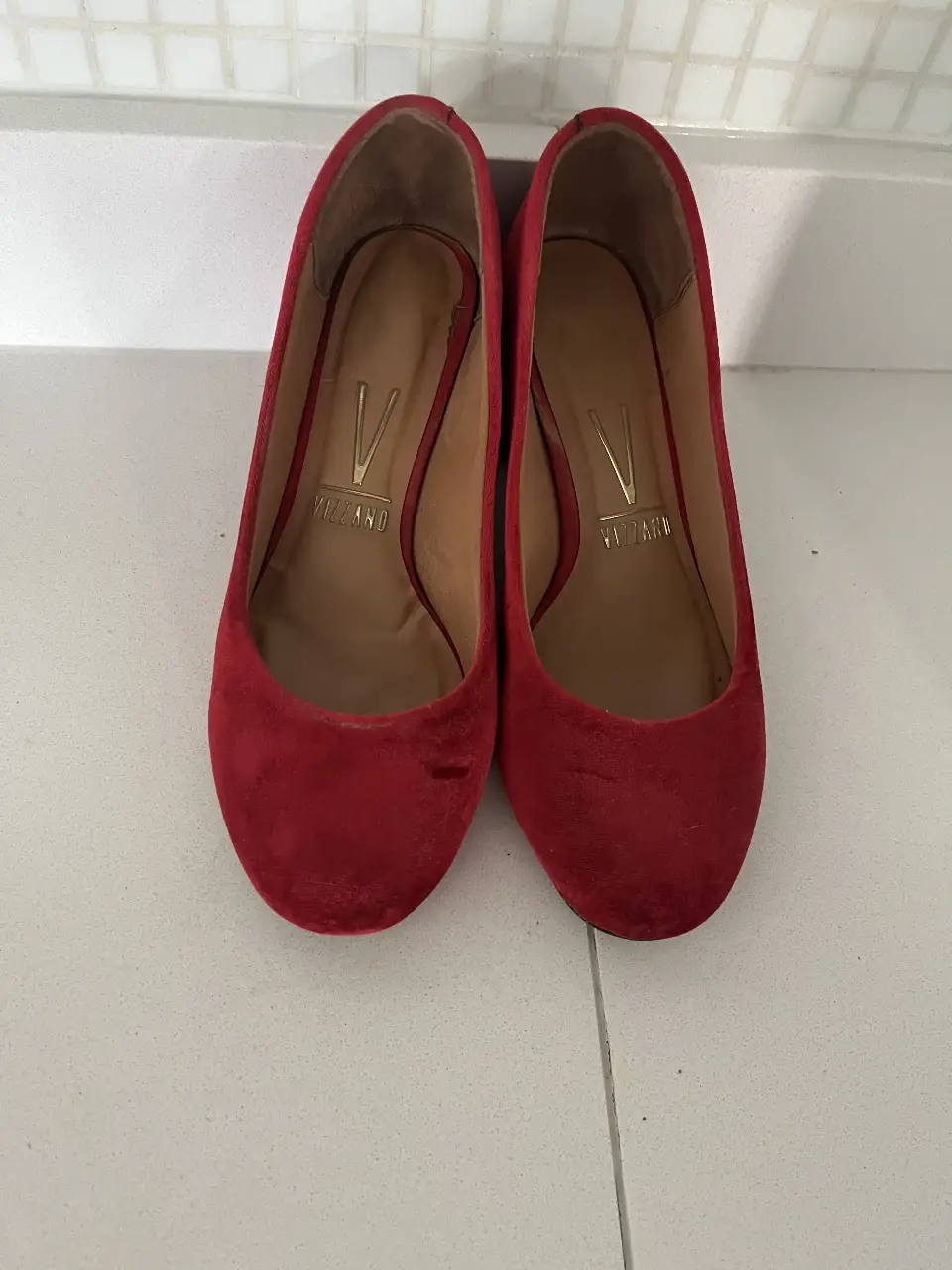Hermosos zapatos de taco alto color rojo, de gamuza, ideales para una fiesta o evento especial. Marca Vizzano.