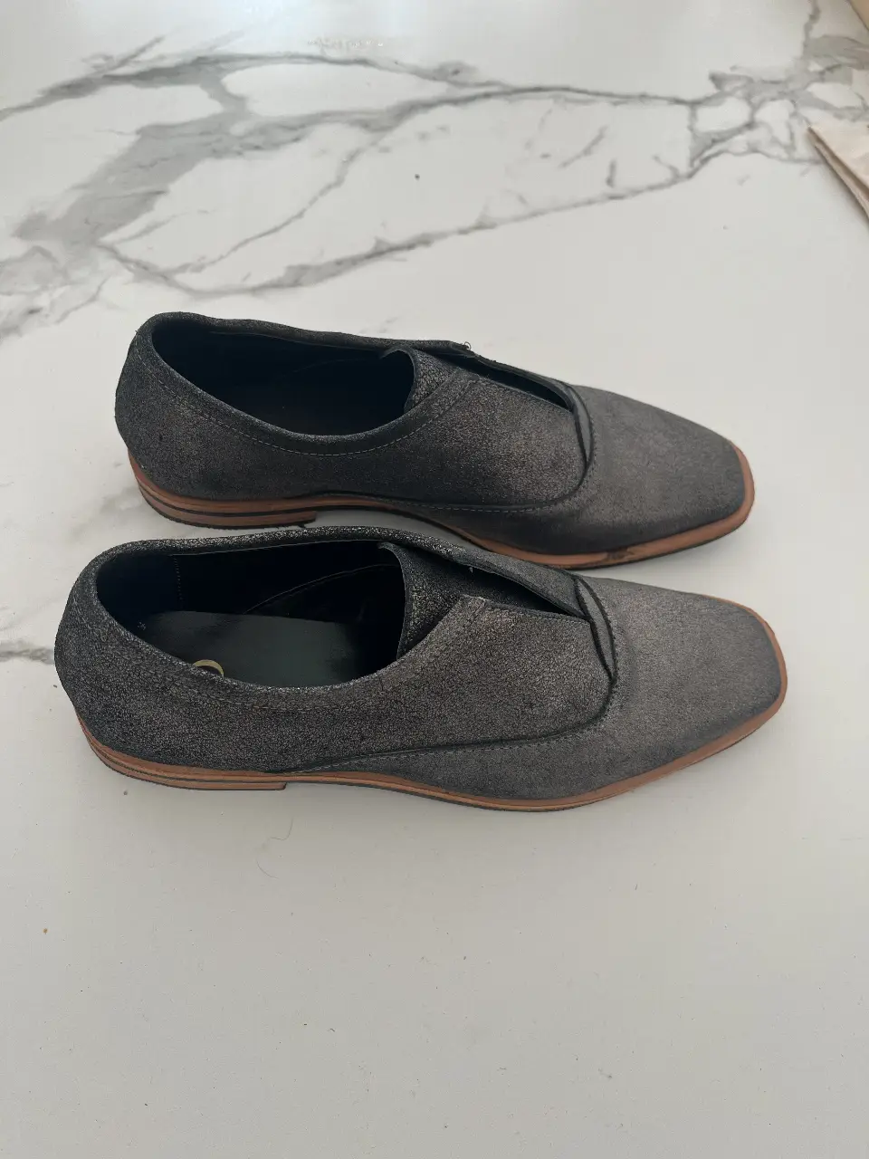 Elegantes zapatos de hombre en color gris con detalles en marrón. Ideales para un look casual o semi-formal.
