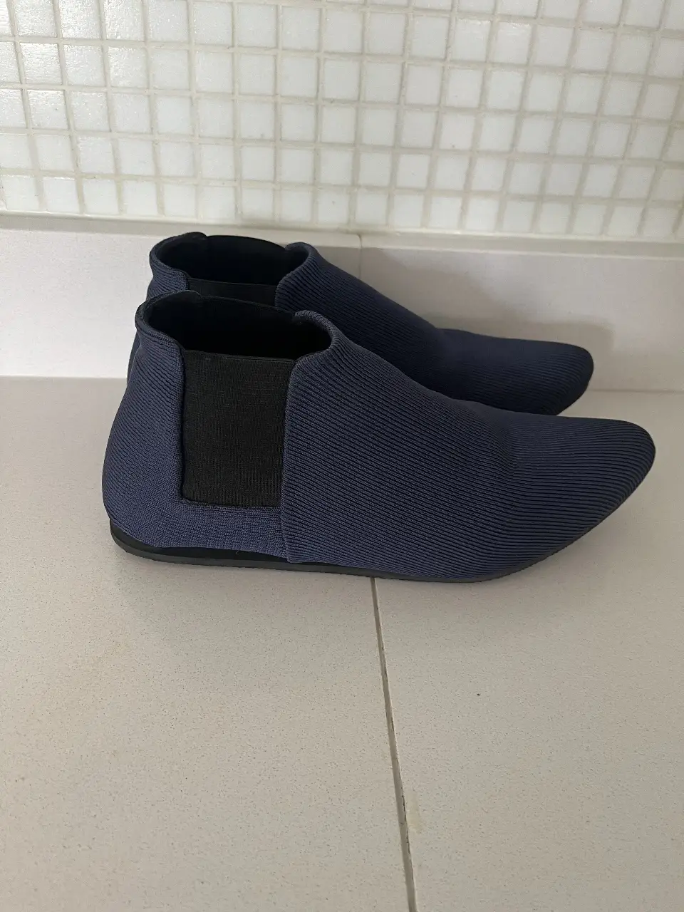 Botines de mujer de color azul marino, con diseño de tejido de punto y detalle elástico en el lateral. Ideales para un look casual y moderno.