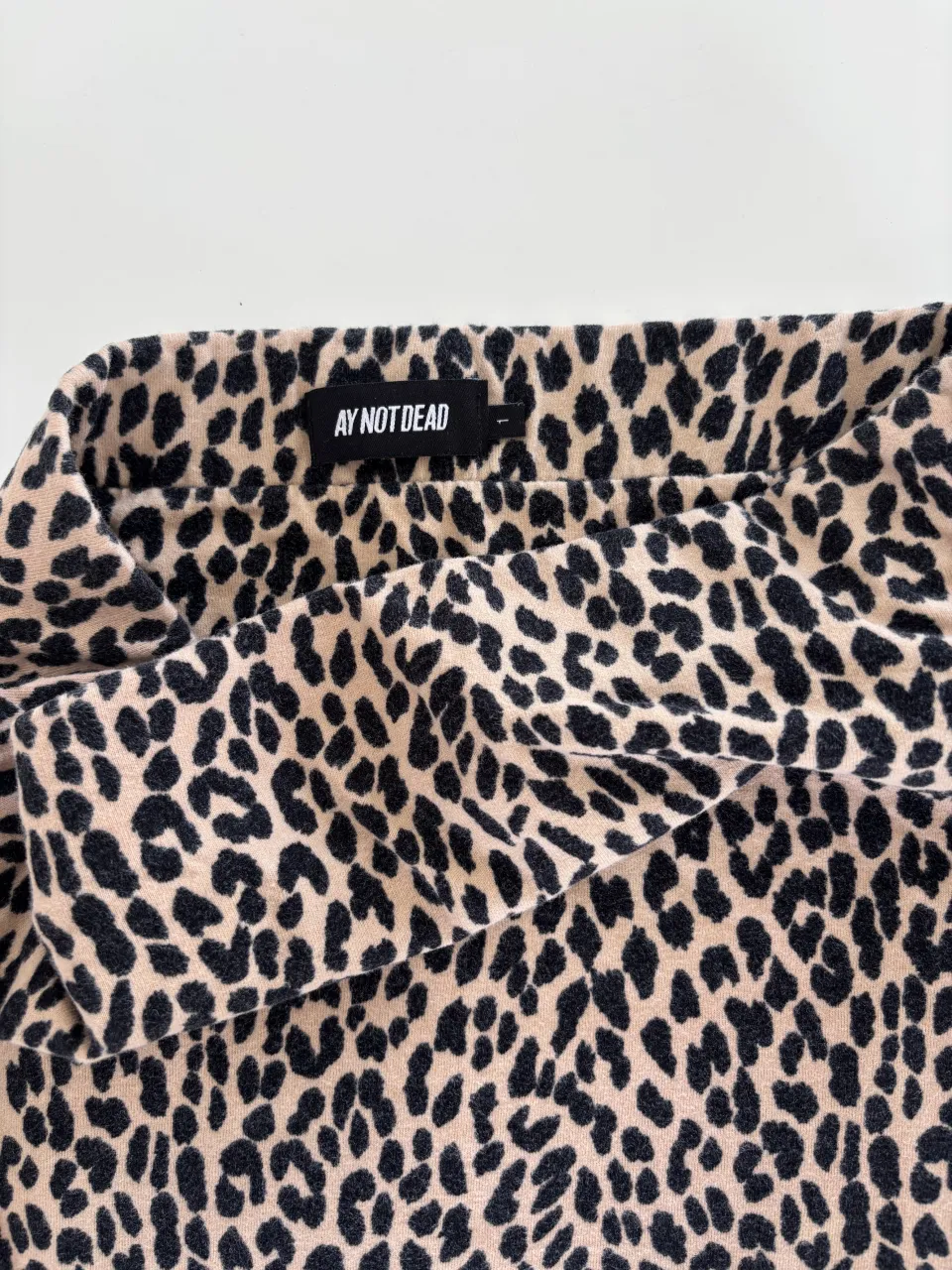 Pollera corta con estampa de leopardo.