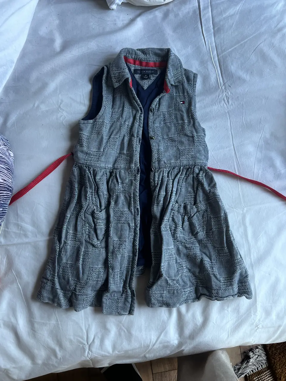 Vestido Tommy Hilfiger para niña, talle 3T. Confeccionado en tela azul con detalles en celeste y rojo. Ideal para un look casual y moderno.