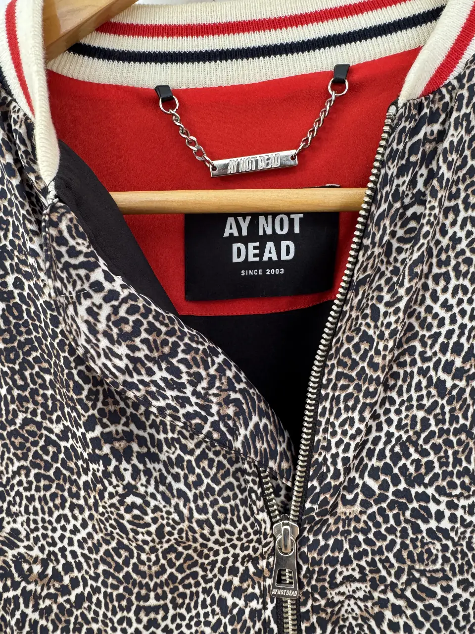 Campera Ay Not Dead - Vista 2