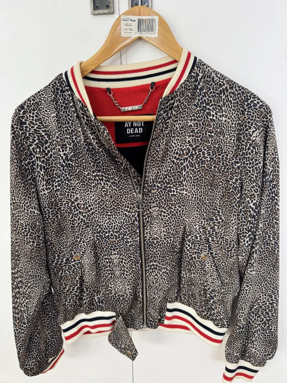 Campera bomber con estampado de leopardo de la marca Ay Not Dead. Ideal para un look canchero y con onda. Cuenta con cierre frontal, bolsillos y detalles en los puños y cintura.
