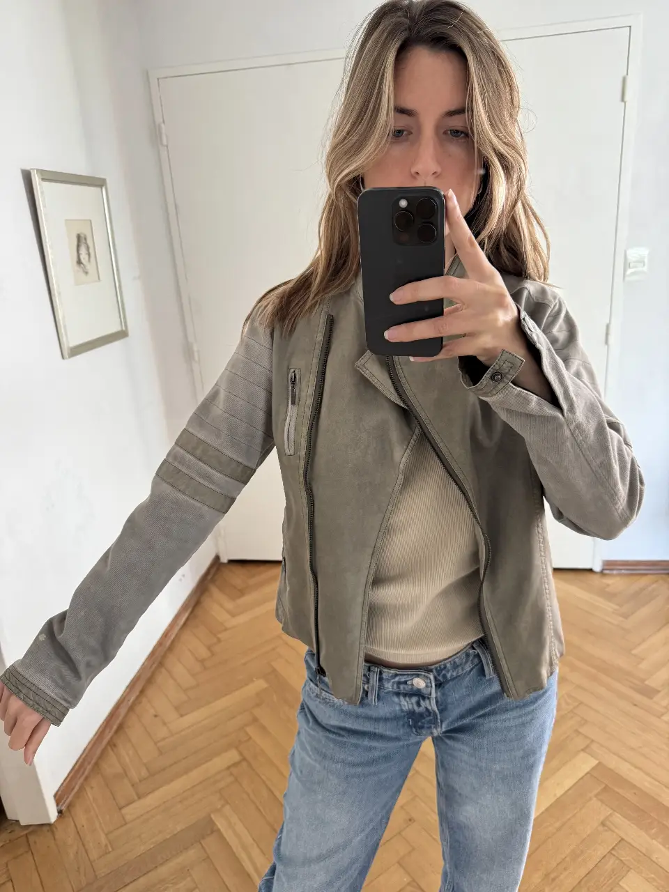 Campera biker de cuero real en tono gris. Diseño con cierre asimétrico, detalles de costuras y apliques en mangas. Ideal para un look rocker y canchero.