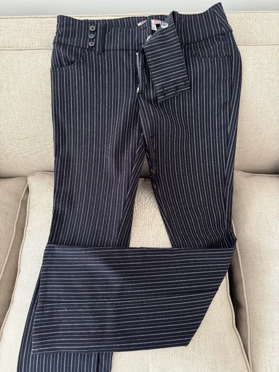 Pantalón sastrero de mujer, azul con finas rayas blancas verticales. Talle US 4. Diseño elegante y versátil, ideal para looks formales o de trabajo, de invierno. 