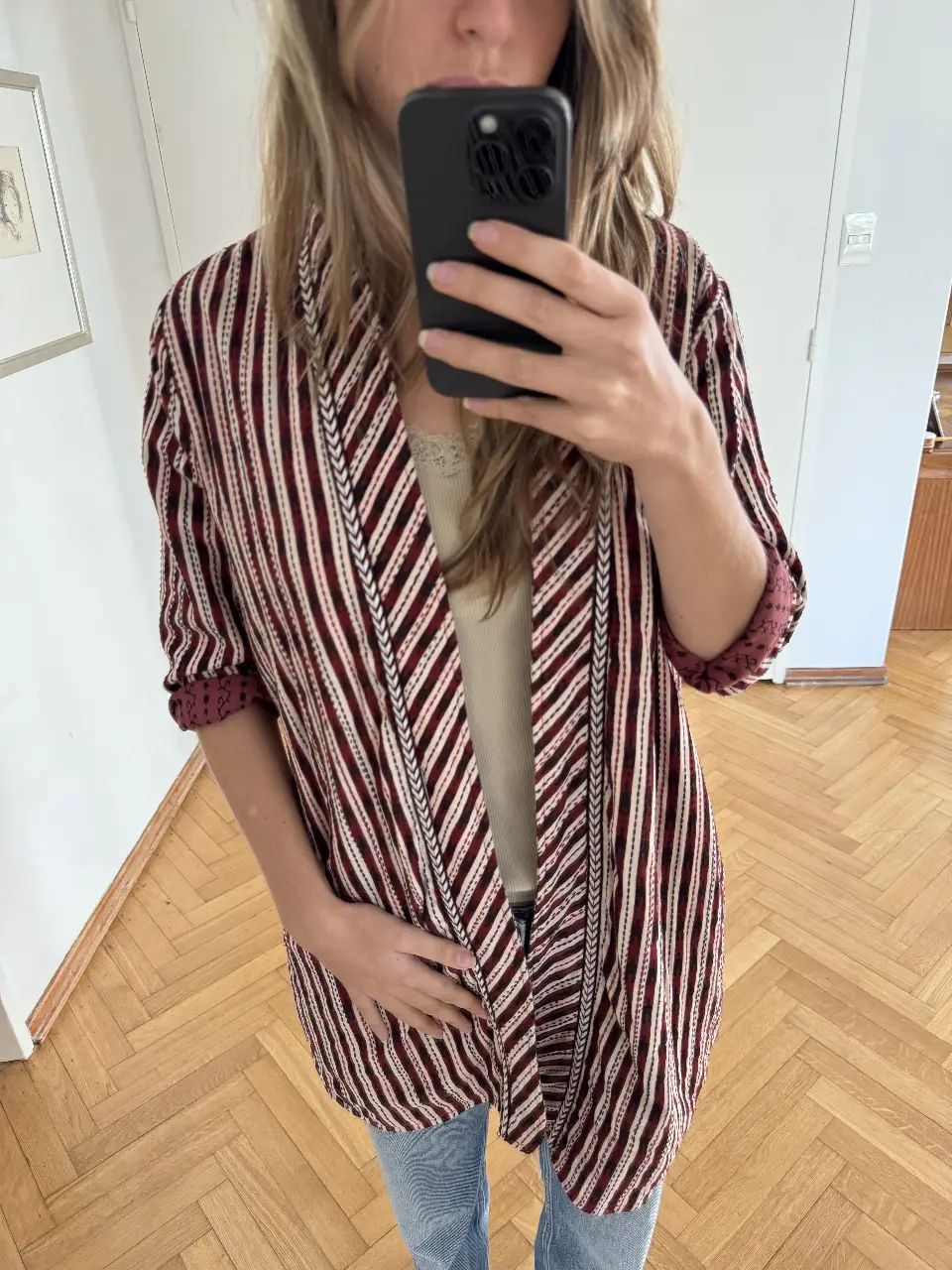 Kimono de mujer con estampado a rayas en tonos rojo y blanco, RAPSODIA.  Diseño abierto con detalles en negro y borde en las mangas. Ideal para un look casual y con estilo.