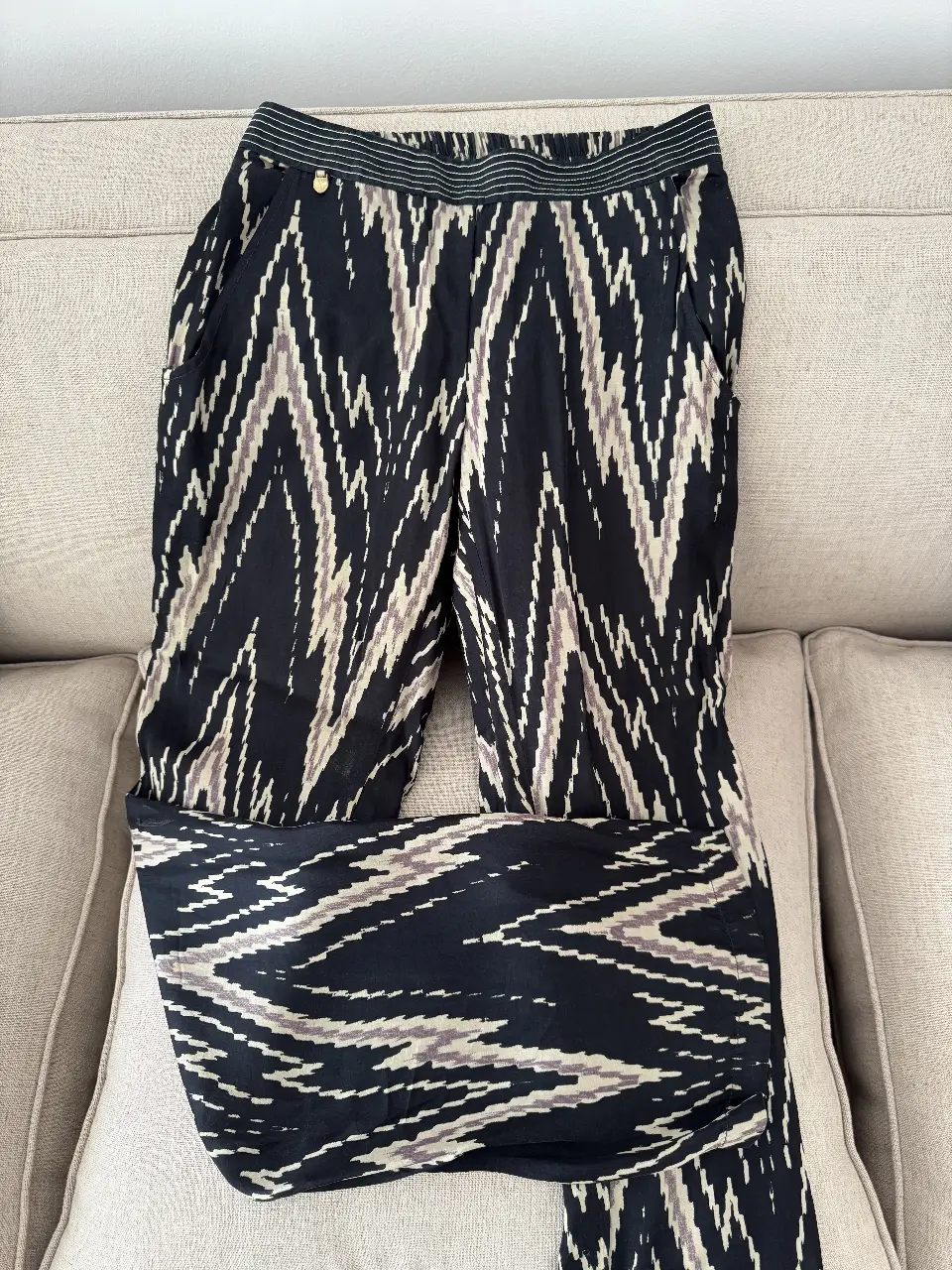 Pantalón suelto de mujer con estampado geométrico en blanco y negro. Marca Rapsodia. Ideal para un look casual y cómodo, de verano. 
