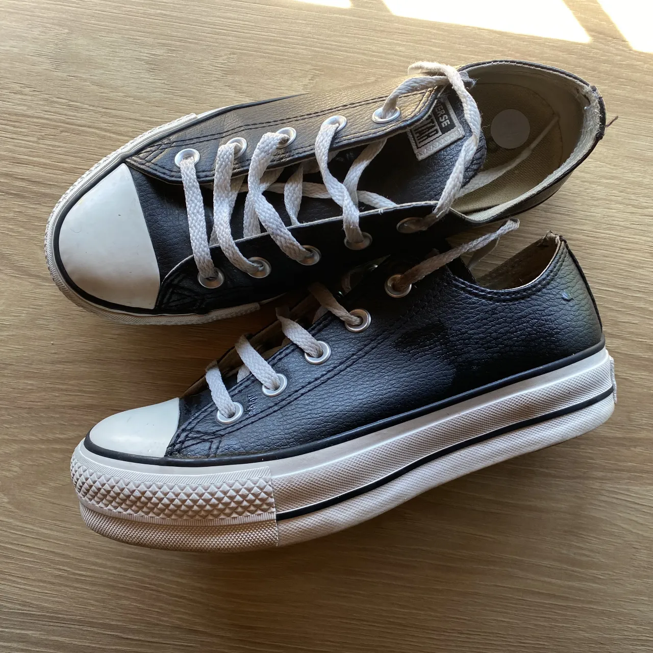 Zapatillas Converse plataforma de cuero negro. Ideales para un look casual y canchero. Combinan con todo y son súper cómodas para el día a día.