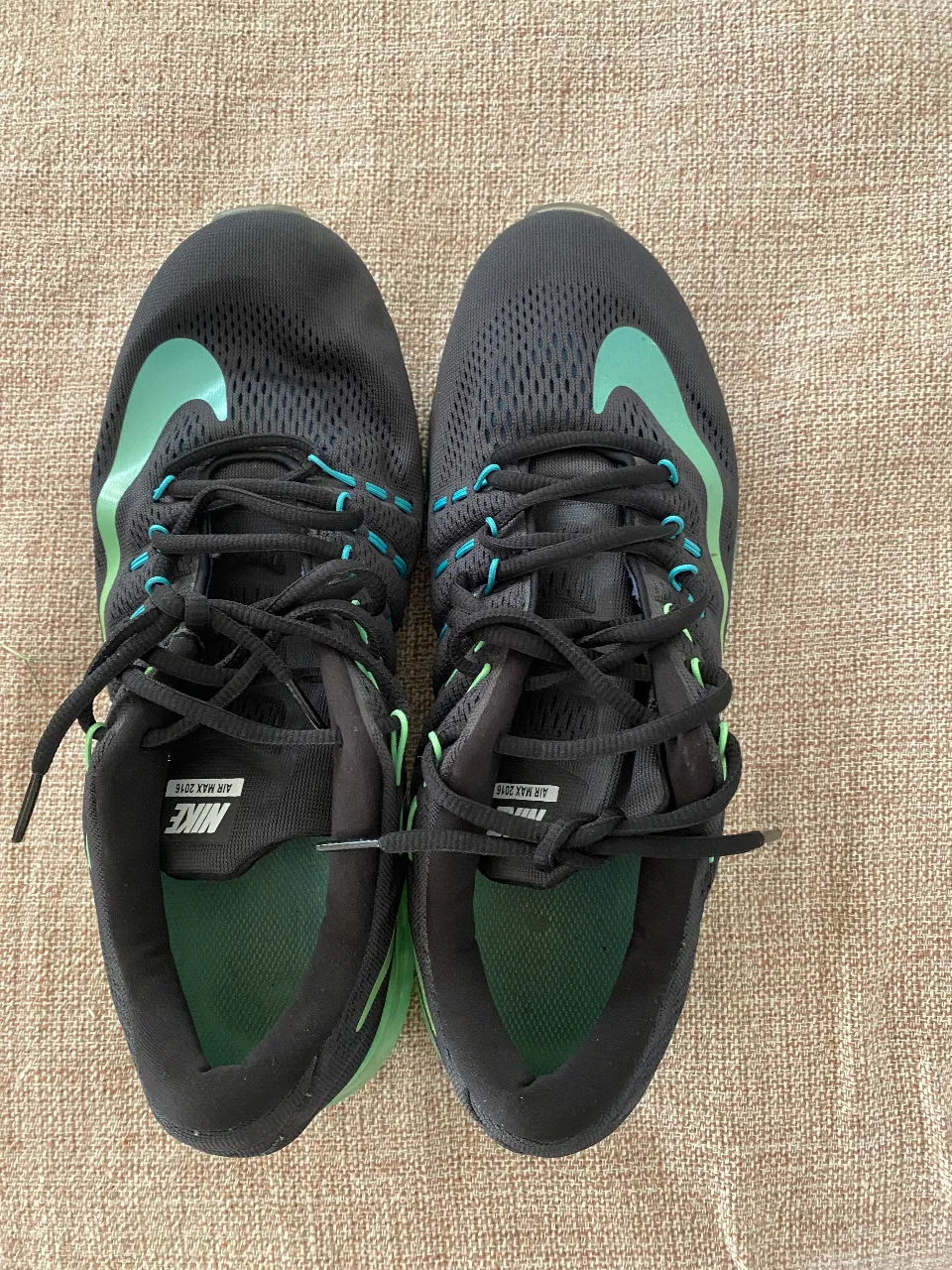 Zapatillas Nike Air Max 2016 en excelente estado. Diseño moderno y cómodo, ideales para running o uso diario. Color negro con detalles en verde y azul vibrante. ¡No te las pierdas!