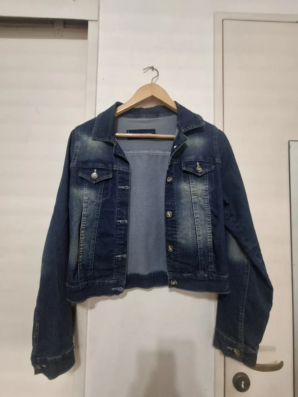 Campera de jean clásica, ideal para completar cualquier look. Su diseño versátil la hace perfecta para usar en cualquier ocasión, aportando un toque canchero y moderno.