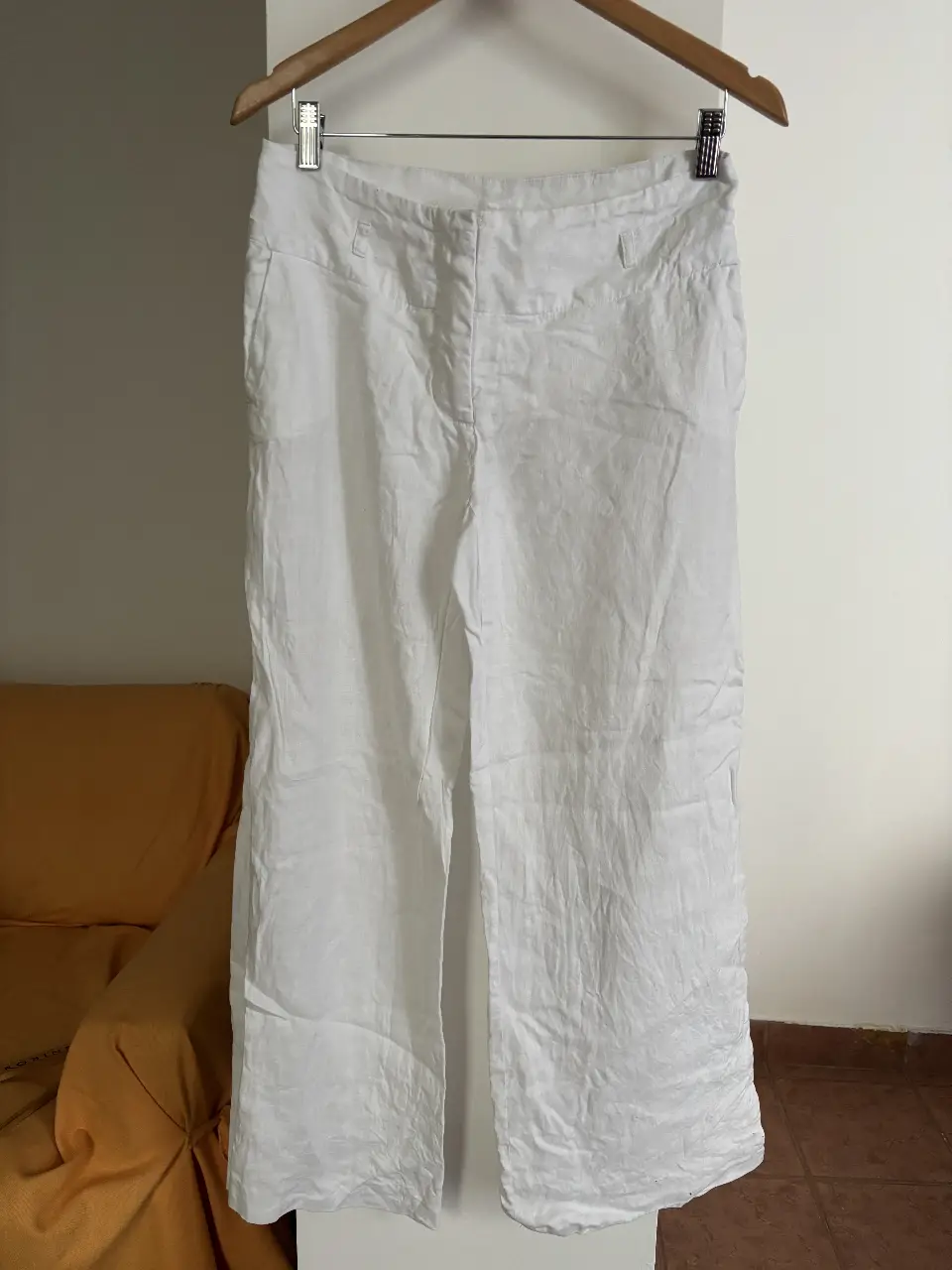 Pantalón sastrero blanco, de corte amplio y tiro alto. Ideal para un look elegante y fresco.