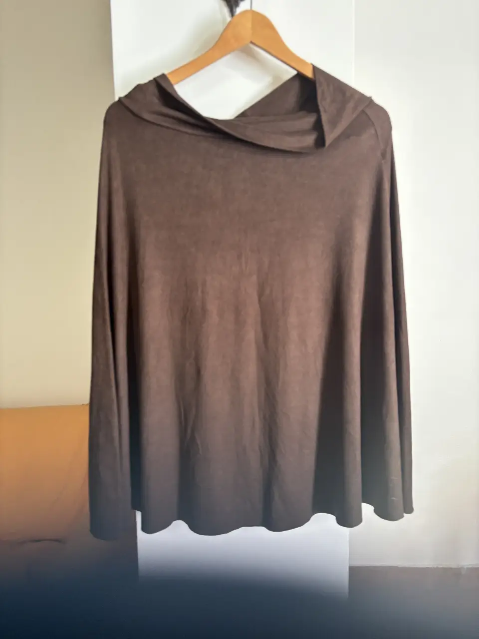 Pollera de mujer en color marrón, tela suave con buena caida. Ideal para un look casual.