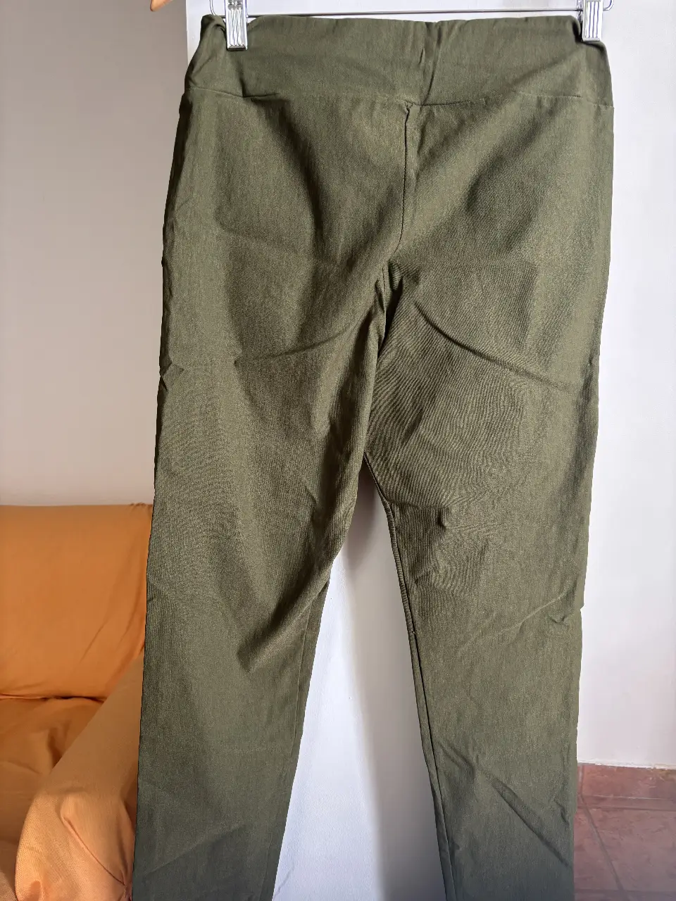 Pantalón sastrero de mujer, color verde oscuro. Corte recto, tiro alto y diseño liso. Ideal para un look elegante y versátil.