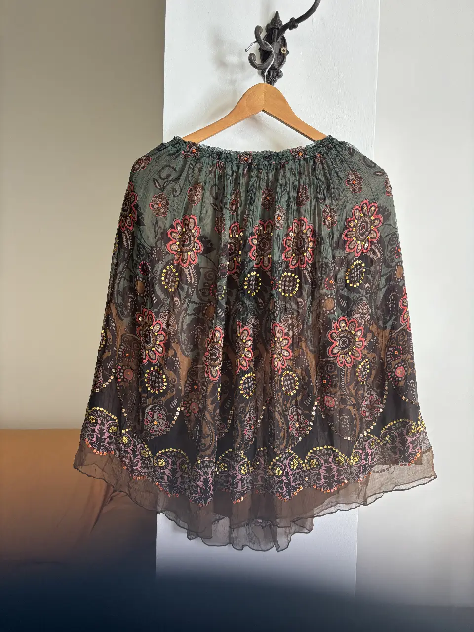 Pollera larga de gasa con estampado floral en tonos marrones, rosas y amarillos. Ideal para un look bohemio y fresco.