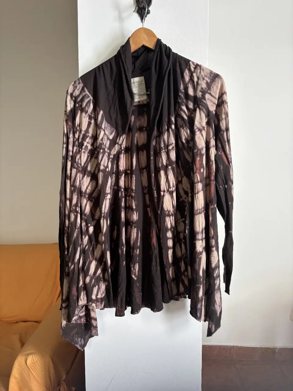 Cardigan largo con diseño tie-dye en tonos marrones y blancos. Ideal para un look bohemio y casual. Perfecto para usar sobre otras prendas.