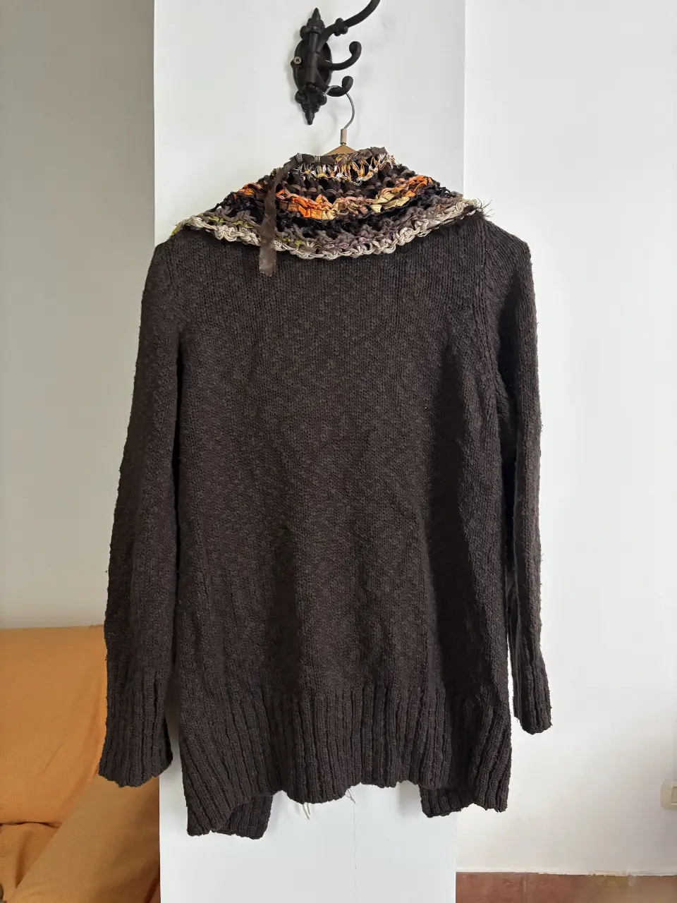 Cardigan de lana marrón con cuello tejido artesanal multicolor. Ideal para un look bohemio y abrigado.