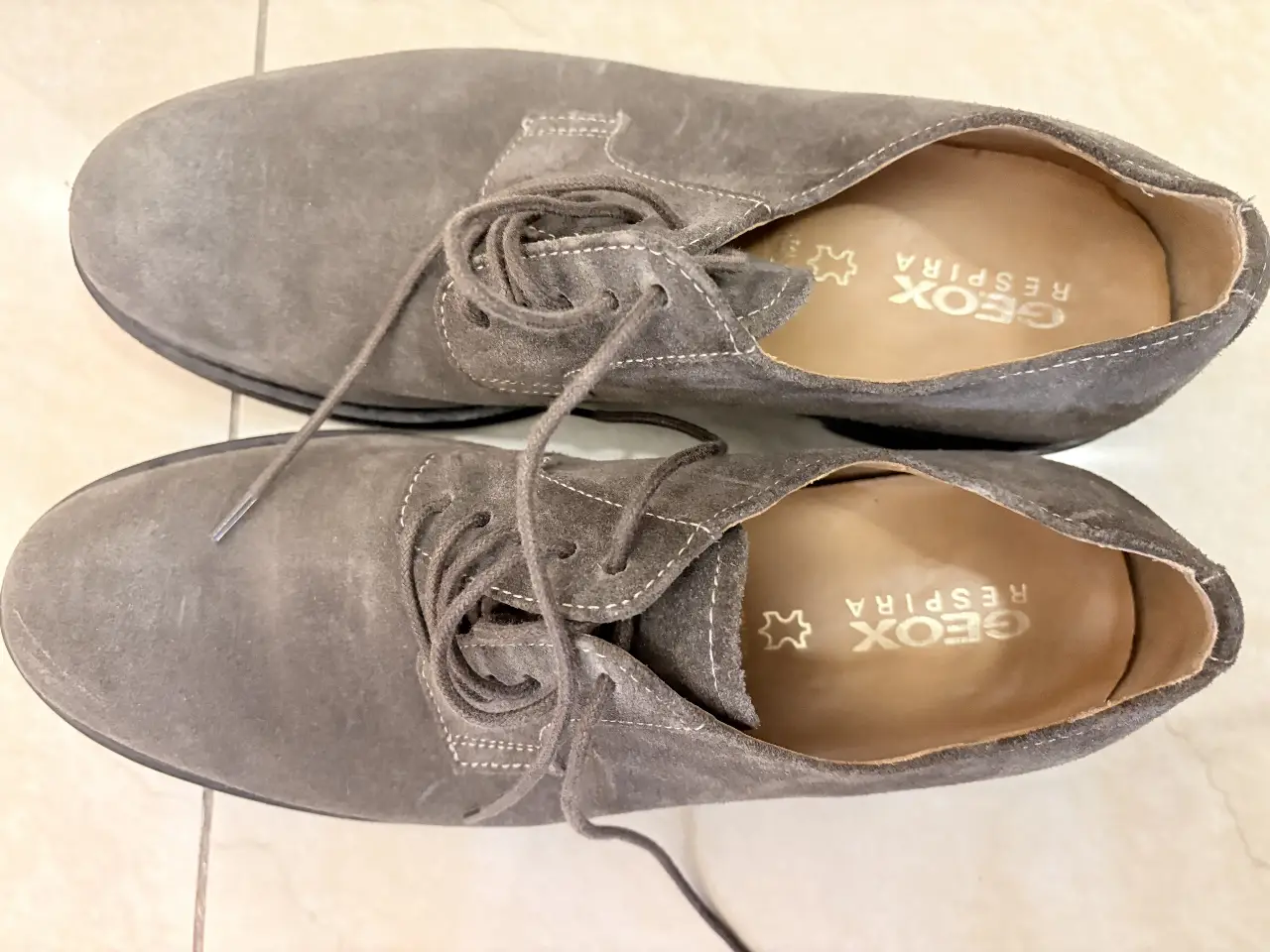 Zapatos Geox Respira de gamuza gris para hombre. Diseño clásico con cordones, ideales para un look casual y cómodo.