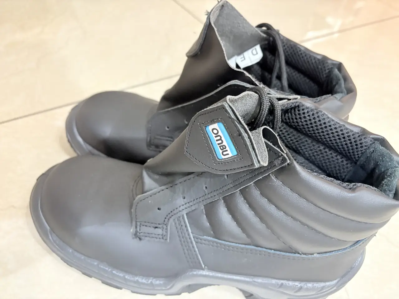 Botines de seguridad Ombu, color negro, ideales para trabajo. Calzado resistente y duradero.