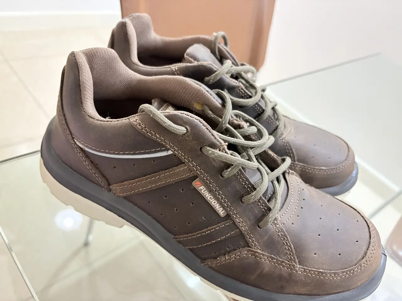Zapatillas de seguridad marrones con detalles en naranja y la marca "FUNCIONAL". Ideales para trabajo.