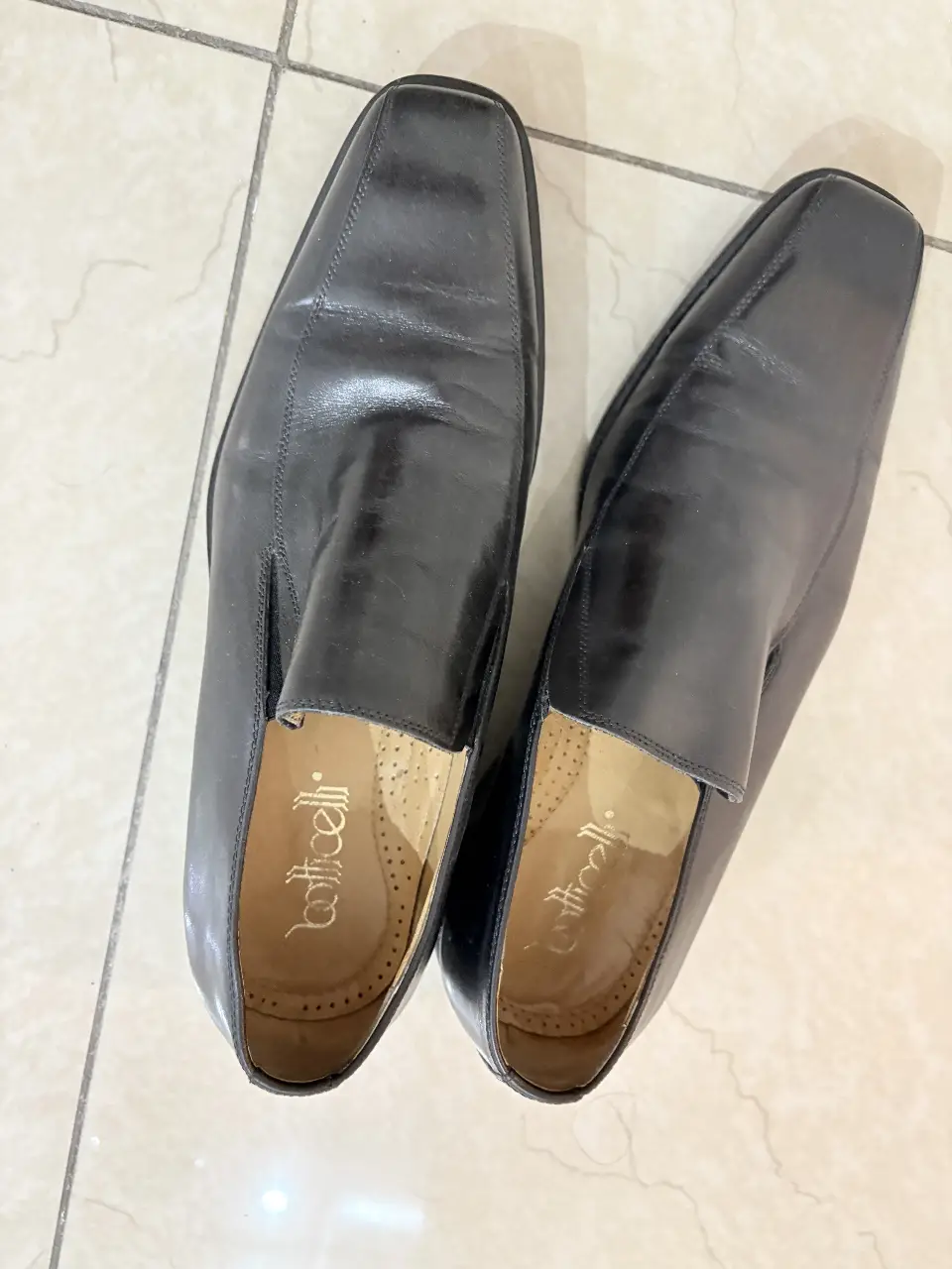 Zapatos de vestir negros de cuero, con diseño clásico y elegante. Ideales para ocasiones formales y de trabajo.Boticcelli