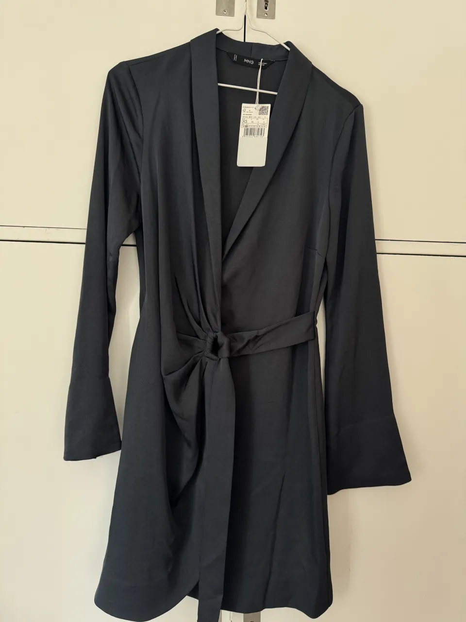 Vestido color verde petroleo de manga larga con lazo en la cintura y cuello solapa.