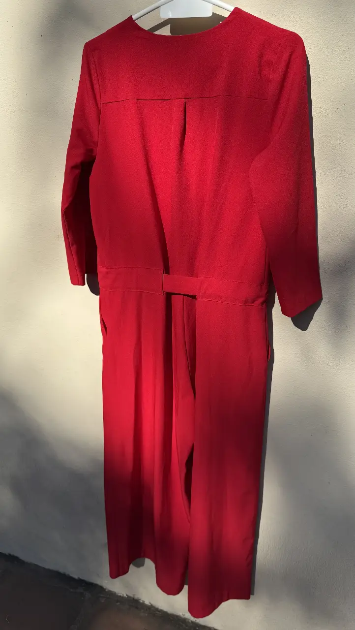 Mono largo de color rojo, con cinturón a la cintura. Ideal para eventos formales o salidas.