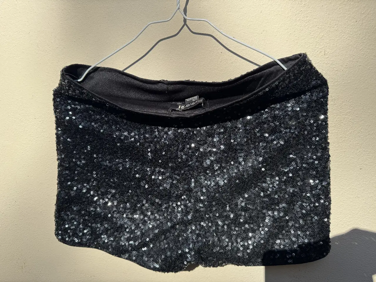 Short negro de fiesta con lentejuelas. Ideal para eventos y salidas nocturnas. Talle único.