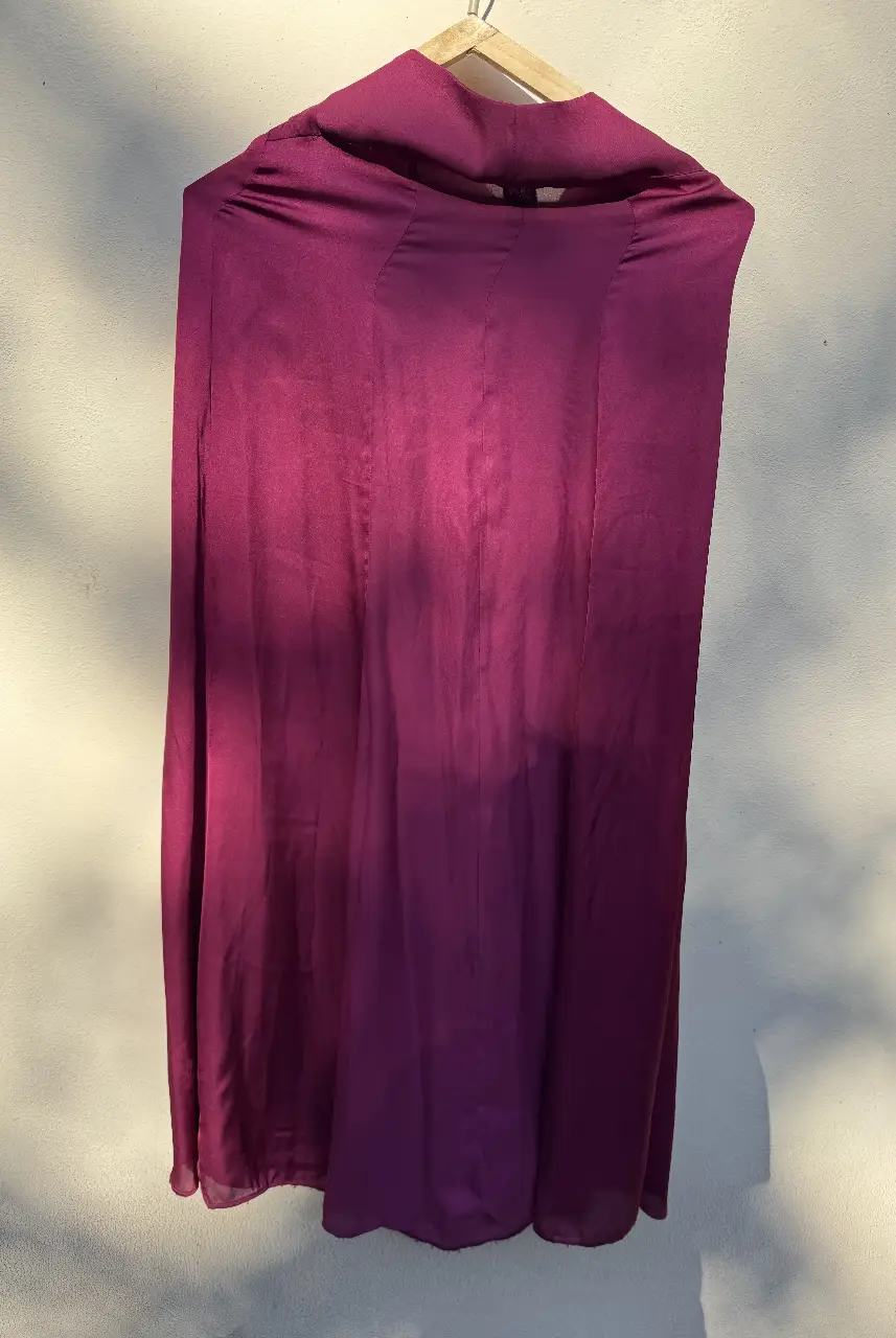 Pollera larga de satén en color bordo/violeta. Ideal para eventos formales o fiestas.