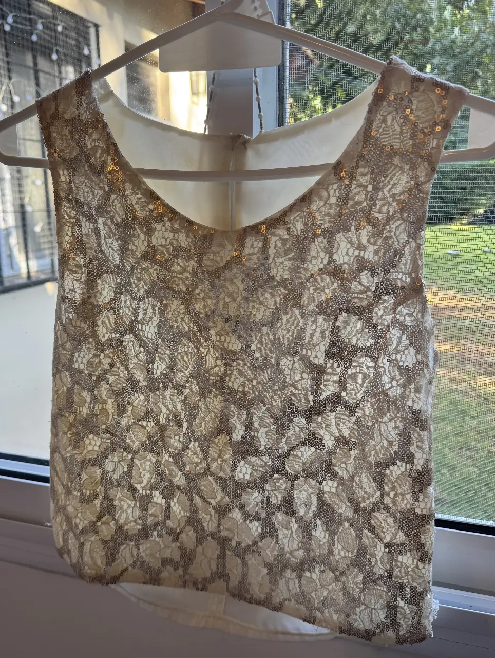 Top de encaje con lentejuelas, ideal para una fiesta o evento especial. Diseño elegante y femenino.