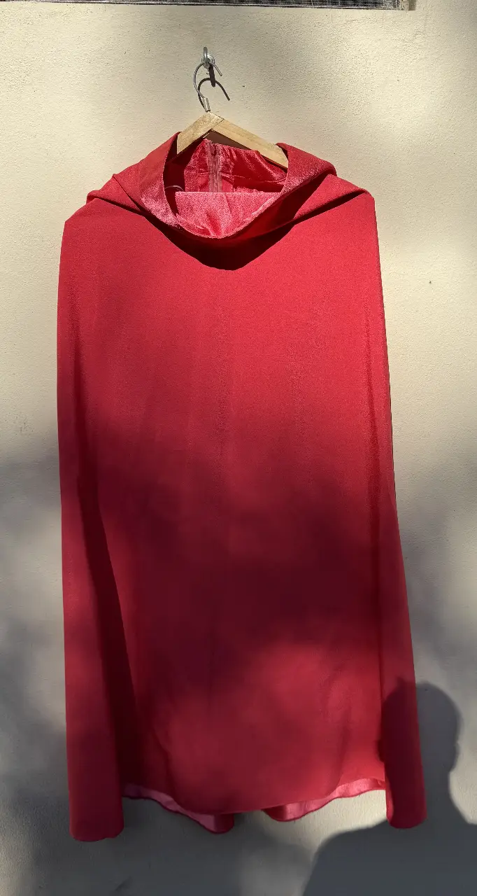 Pollera larga color salmon. tiene cierte de costado 