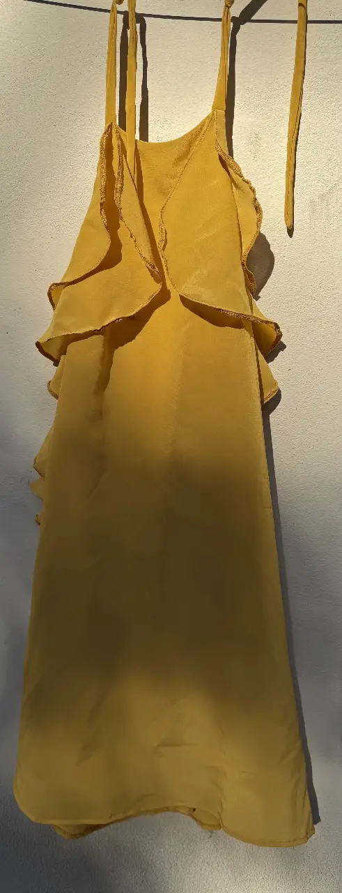 Vestido mini amarillo con volados, ideal para el verano. Perfecto para una salida casual o una fiesta.