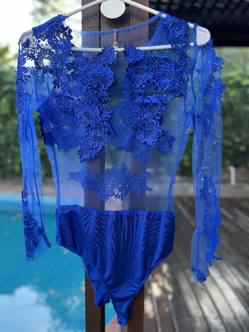 Body de encaje azul con detalles florales. Ideal para una noche especial o para darle un toque sensual a tu look.