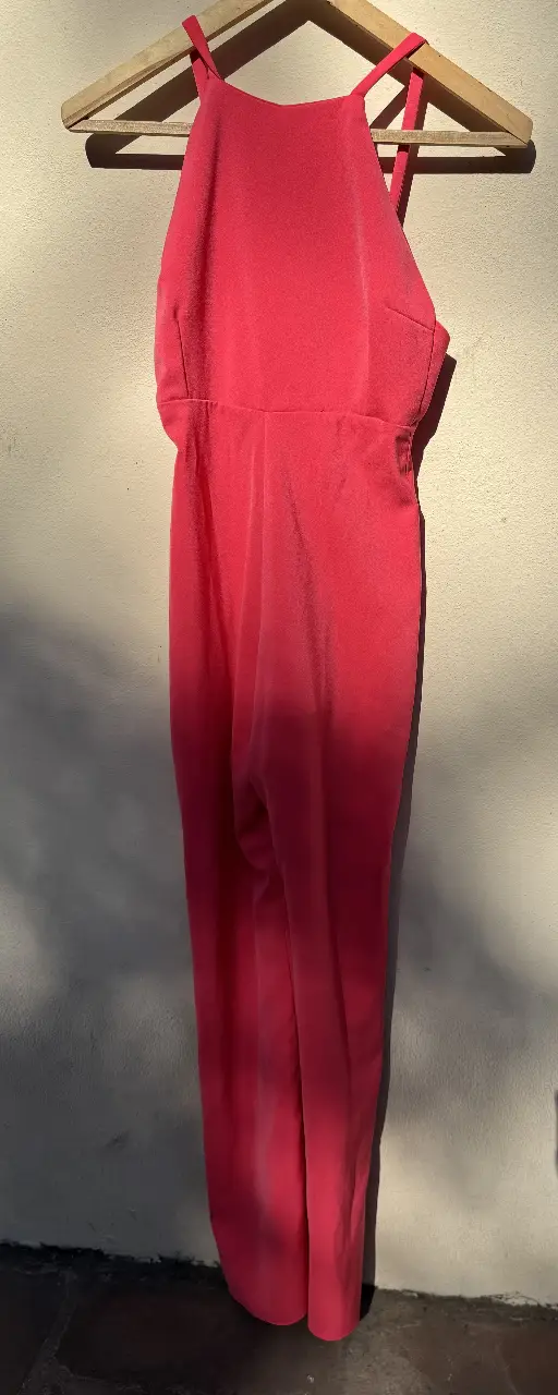 Mono largo de mujer, color rosa, con diseño halter y espalda descubierta. Ideal para eventos y fiestas.