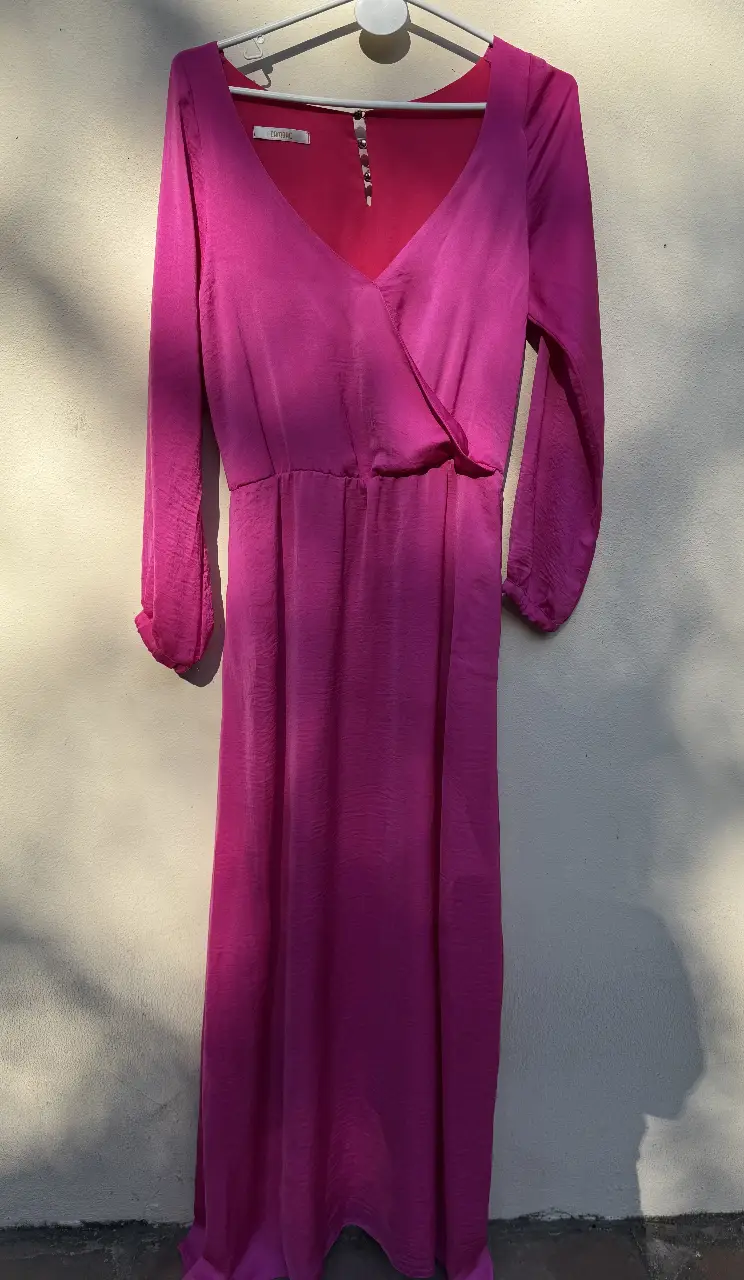 Vestido largo de fiesta en color fucsia, con mangas largas y escote en V. Ideal para eventos especiales.