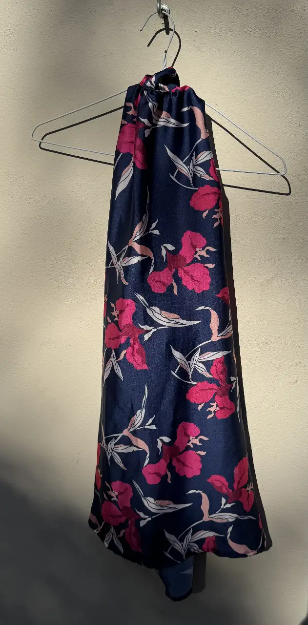 Vestido largo de seda azul marino con estampado floral en tonos fucsia y blanco. Ideal para eventos especiales o salidas nocturnas.