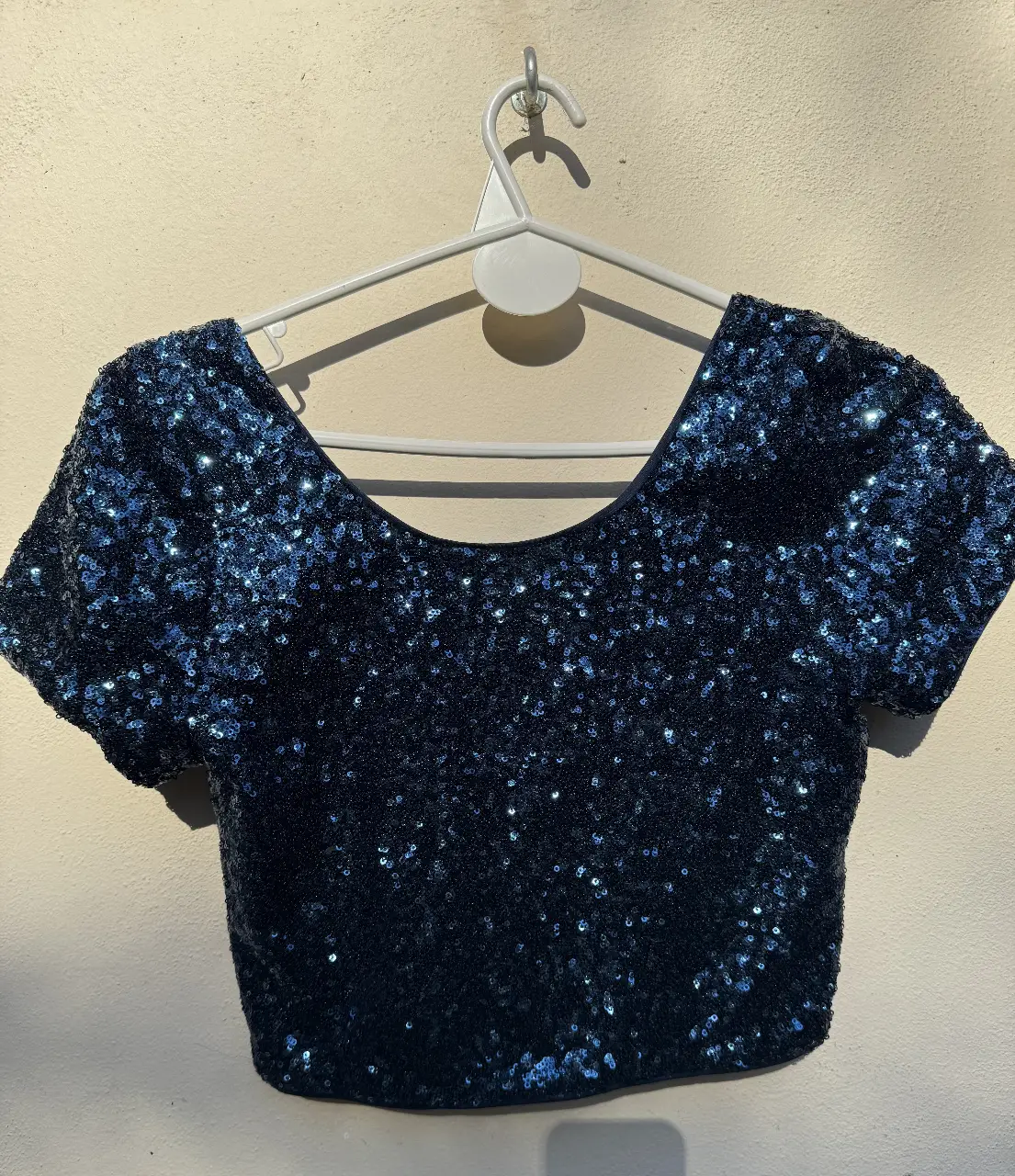 Top de fiesta con lentejuelas azul oscuro, ideal para eventos y salidas nocturnas. Diseño elegante y llamativo.