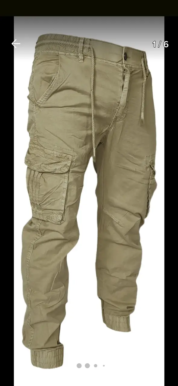 Pantalón cargo para hombre, color khaki. Con bolsillos amplios y ajuste en los tobillos. Ideal para un look casual y cómodo.