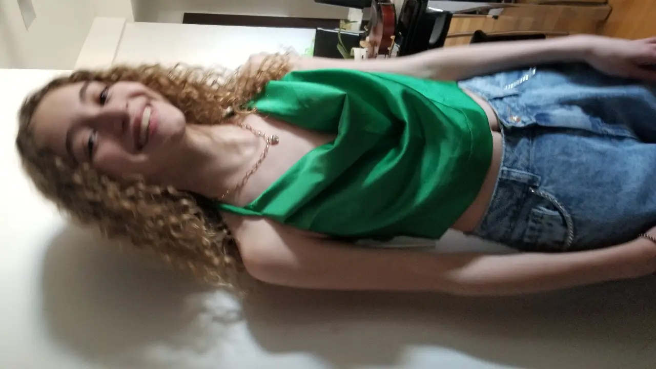Top verde con diseño drapeado, ideal para un look moderno y fresco. Perfecto para combinar con jeans de tiro alto y crear un outfit casual y a la moda.