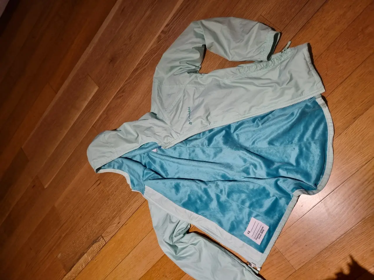 Campera Columbia para niña, talle m de niña  color celeste con interior azul. Con capucha, cierre y bolsillos. Ideal para proteger del viento y la lluvia.