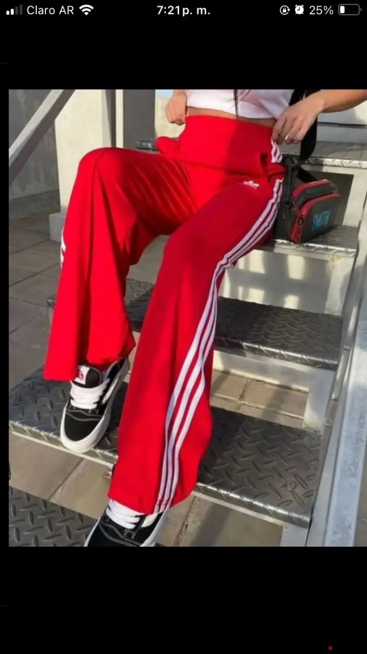 Pantalón deportivo Adidas rojo con las tres tiras blancas a los costados. frisado por dentro, palazo, ideal para un look urbano y cómodo. talles 2 al 5. colores: negro, rojo, azul