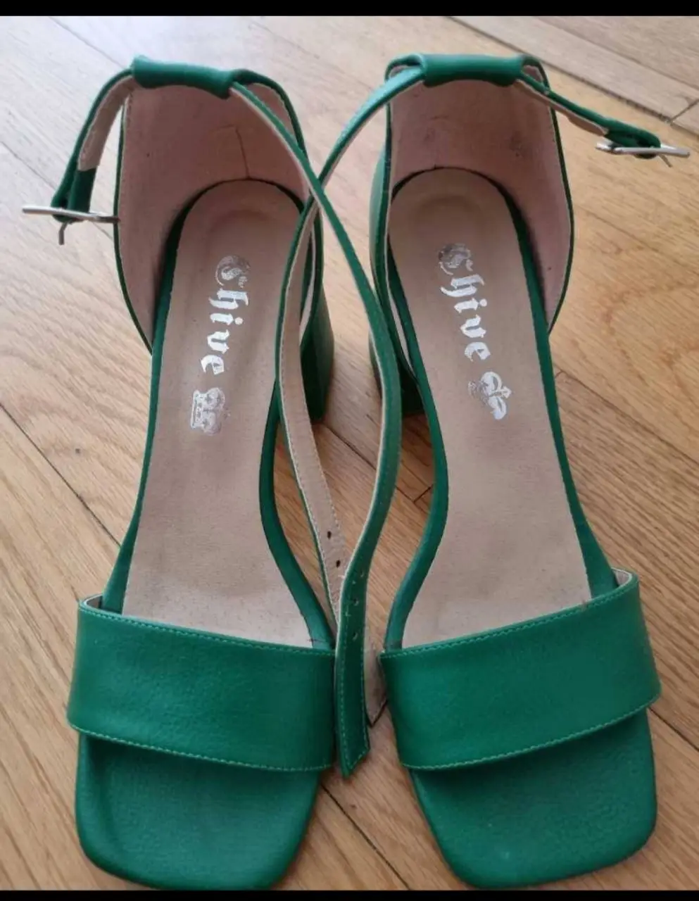 Sandalias de mujer color verde con taco cuadrado y pulsera al tobillo. Ideales para un look elegante y moderno. usado solo 1 vez