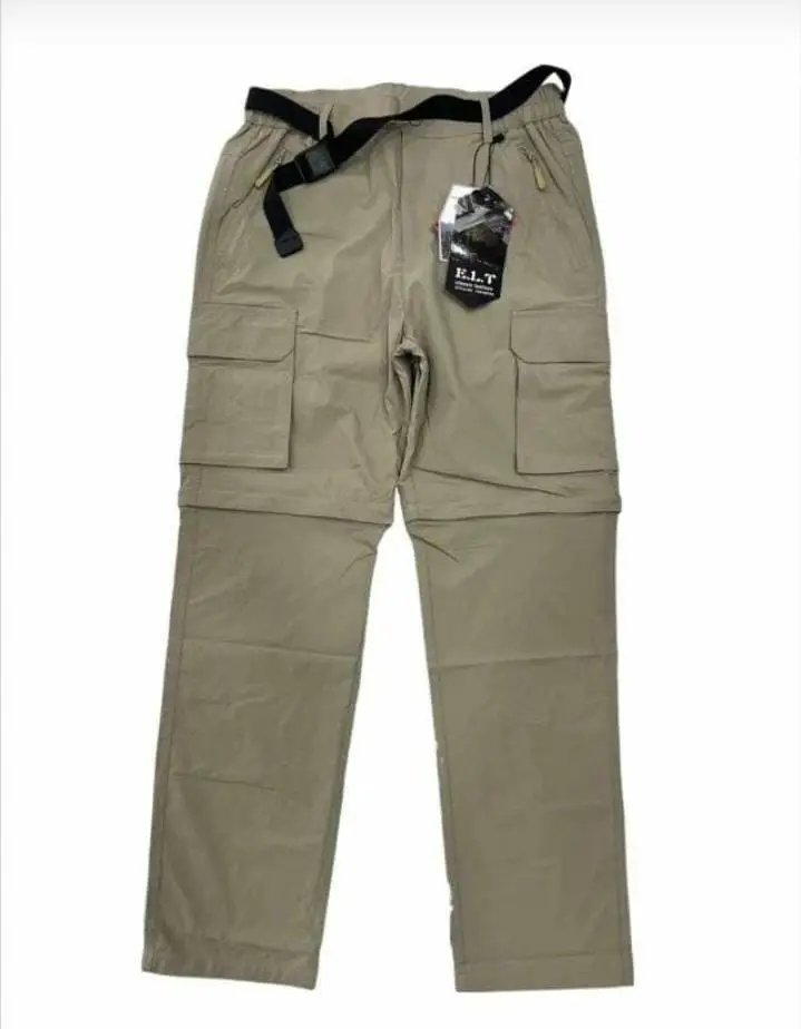 Pantalón cargo convertible en short, ideal para actividades al aire libre. Confeccionado en tejido resistente y versátil, este pantalón ofrece múltiples bolsillos y la posibilidad de transformarse en short mediante cierres. Perfecto para trekking, senderismo o uso diario.